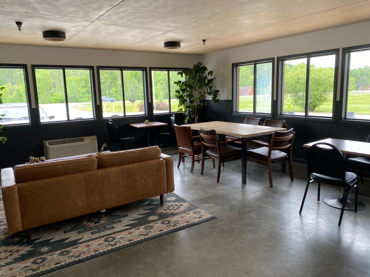 The Hemlock Inn Loudonville Экстерьер фото