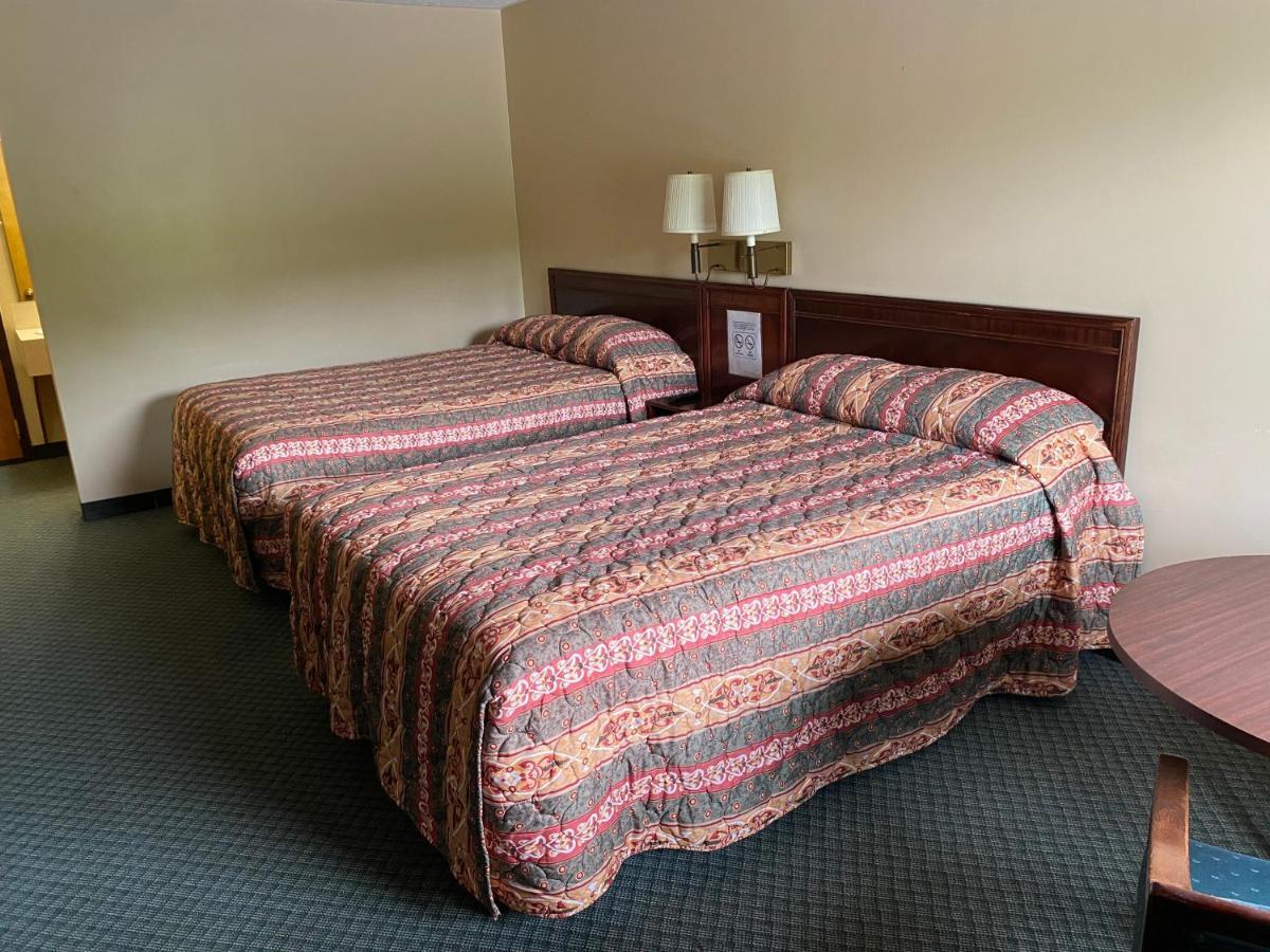 The Hemlock Inn Loudonville Экстерьер фото