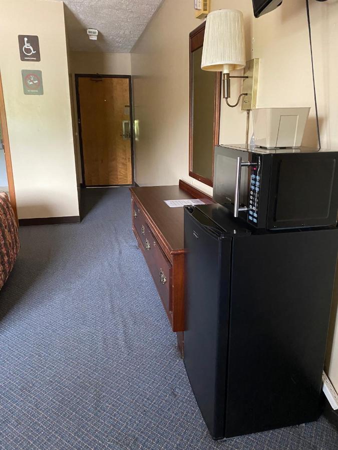 The Hemlock Inn Loudonville Экстерьер фото