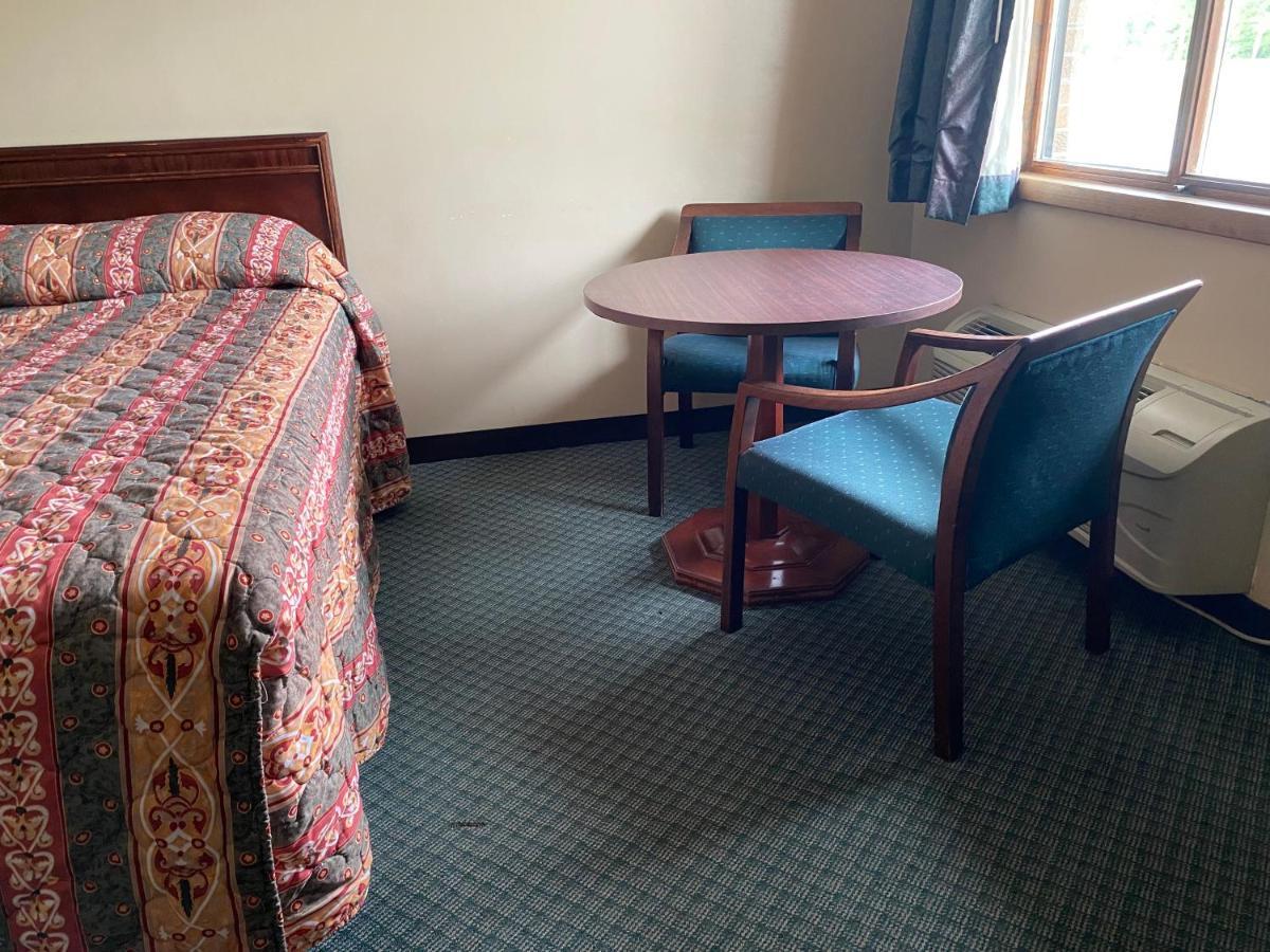 The Hemlock Inn Loudonville Экстерьер фото